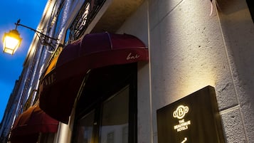 La façade extérieure de l’hôtel Madalla Boutique, avec une enseigne indiquant son nom et son slogan.