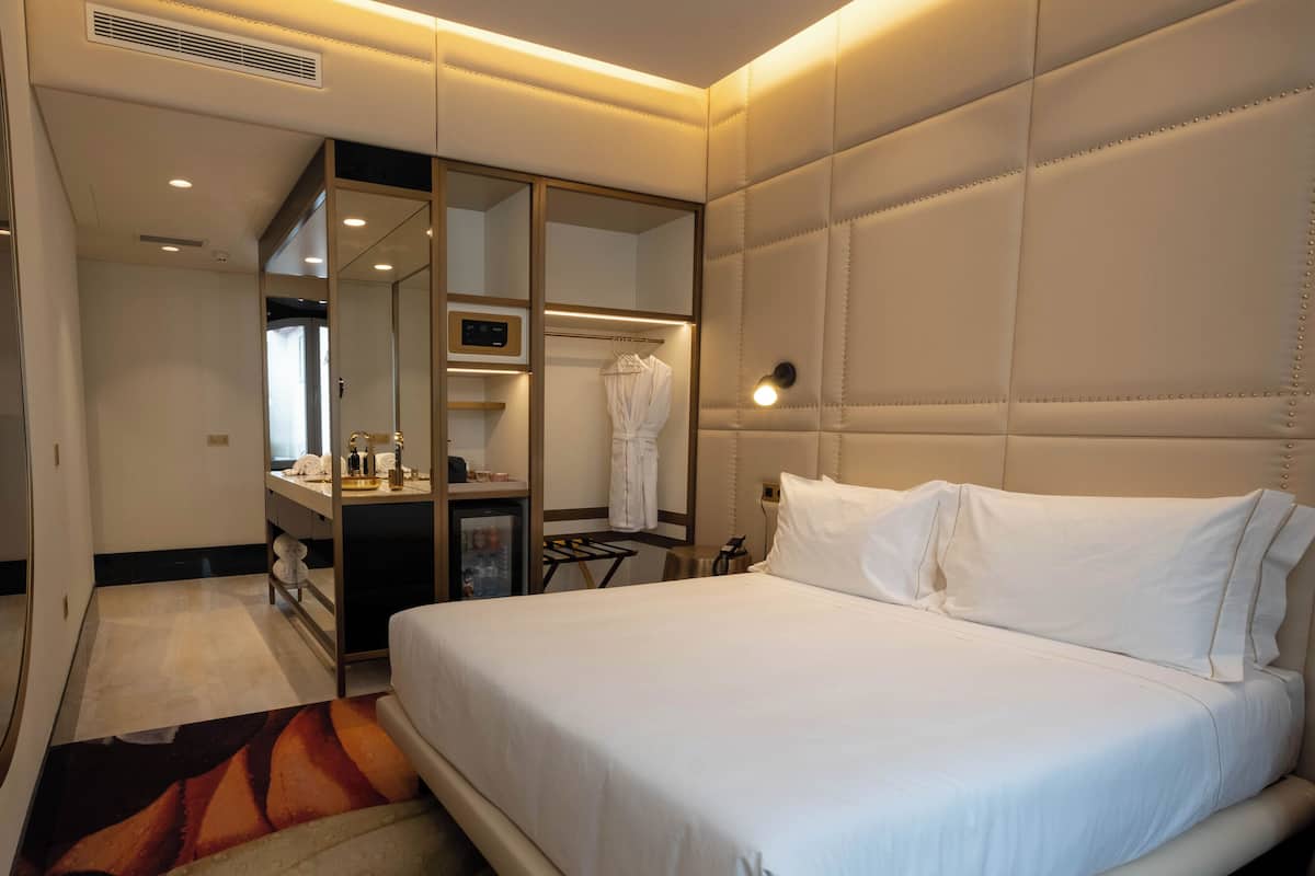 Minibar, Zimmersafe, Verdunkelungsvorhänge, schallisolierte Zimmer