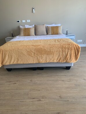 In-room safe, free WiFi, bed sheets