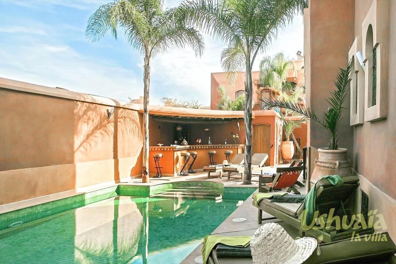 Outdoor pool, pool loungers