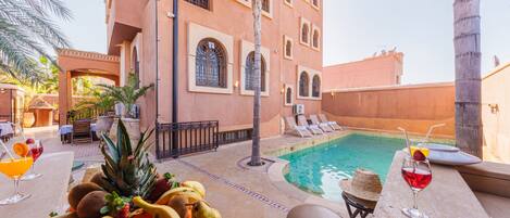 Kolam renang outdoor, dengan kursi berjemur