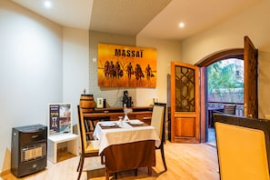Breakfast, lunch and dinner served  - Riad Ushuaia la Villa - Centre Marrakech (Marrakech)