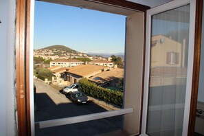 Doppelzimmer, 1 Doppelbett, Kühlschrank, Hügelblick | Blick auf die Hügel