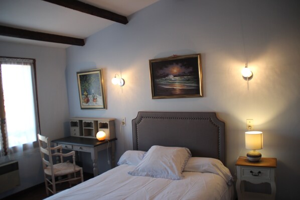 Doppelzimmer, 1 Doppelbett, Kühlschrank, Hügelblick