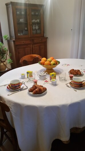 Free daily continental breakfast - Chambres d'hôtes Elisa & Etienne (Manosque)