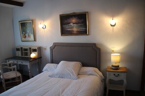 Dobbeltværelse - 1 dobbeltseng - køleskab - bakkeudsigt | Premium-sengetøj, minibar, individuelt design, individuel indretning
