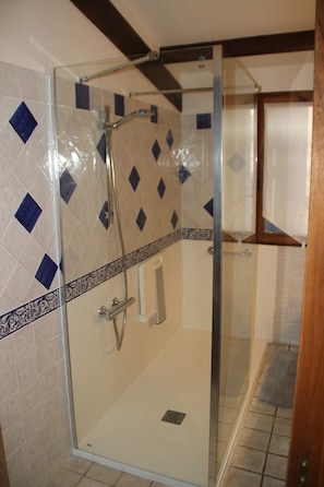 Habitación doble, 1 cama matrimonial, refrigerador, vista al jardín | Baño | Regadera, batas, toallas