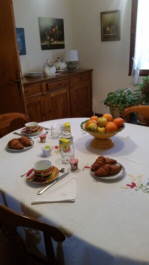 Tägliches inbegriffenes kontinentales Frühstück