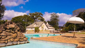 Una piscina al aire libre