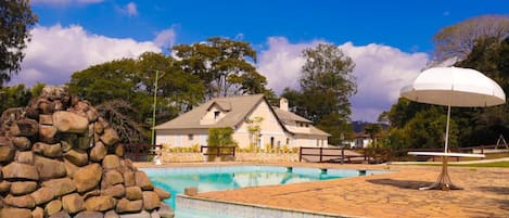 Una piscina al aire libre