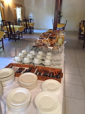 Café da manhã com buffet grátis todos os dias