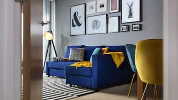 Appartement Exécutif | Salle de séjour | TV connectée de 42 pouces avec chaînes numériques, télévision, Netflix