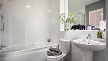 Departamento ejecutivo | Baño | Tina con regadera, amenidades de baño gratuitas, secadora de cabello