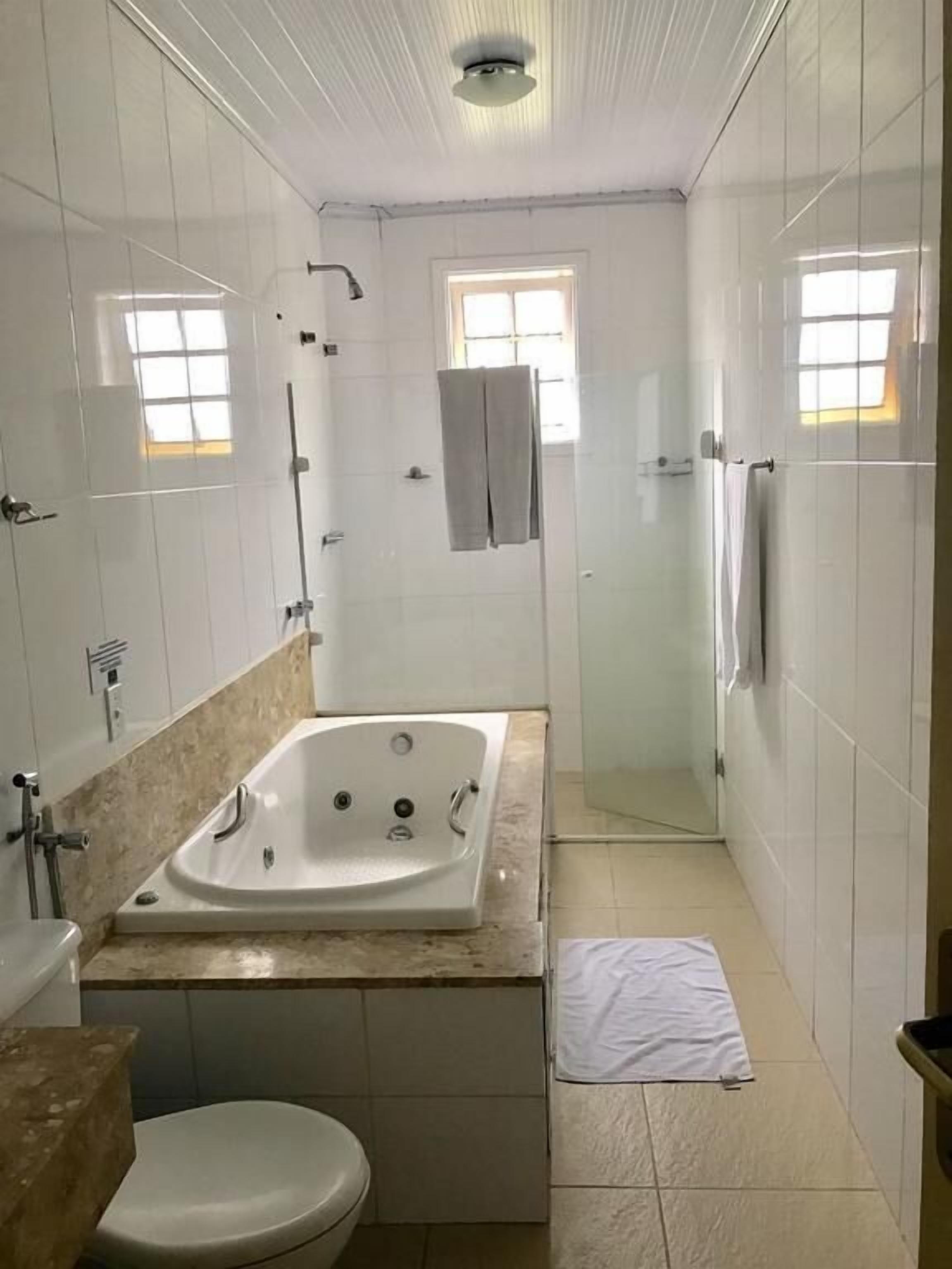 Suíte, banheira de hidromassagem | Banheiro | Toalhas de banho 