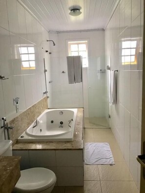 Suíte, banheira de hidromassagem | Banheiro | Toalhas de banho 