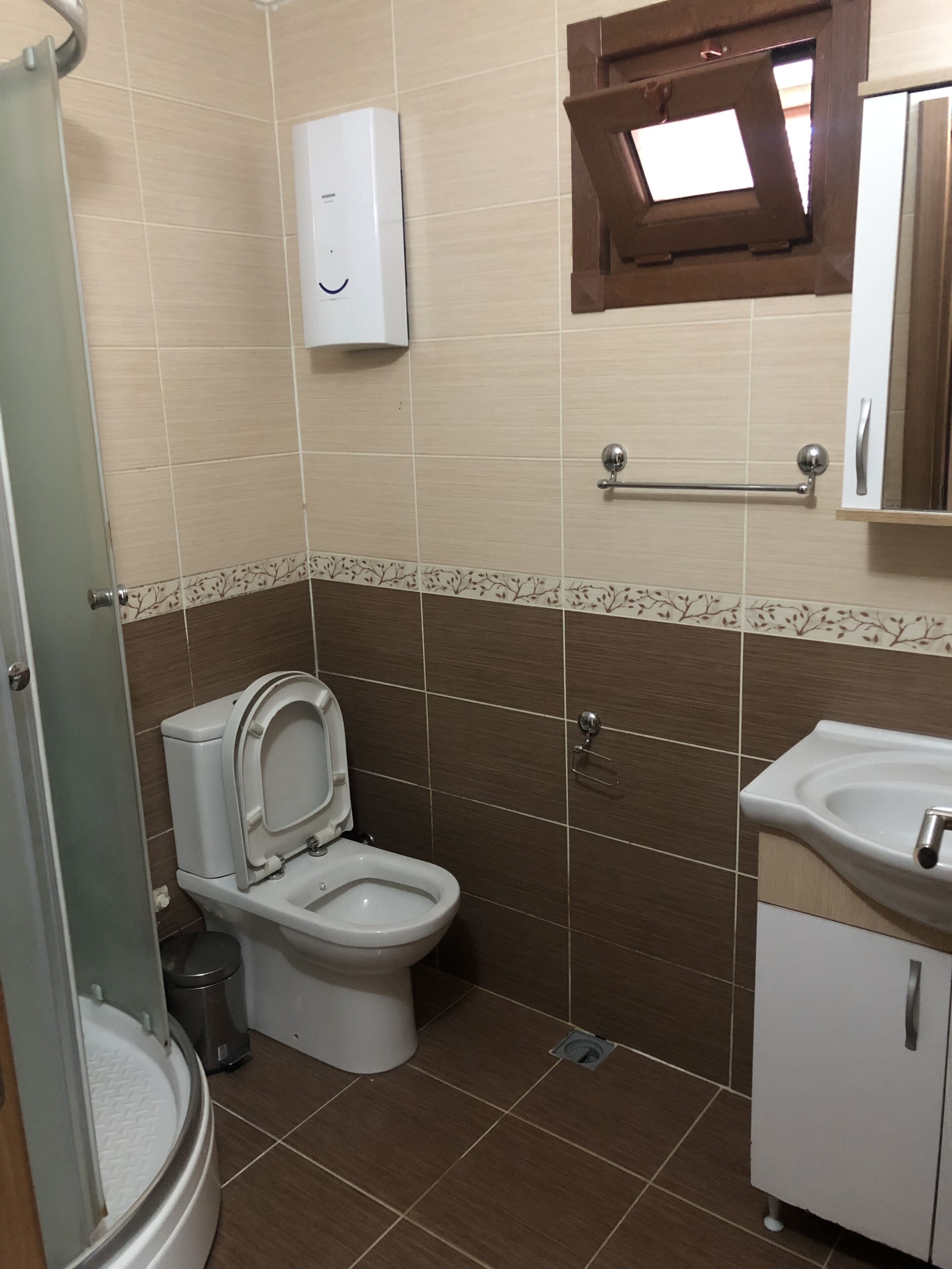 Economy Apartment | Bathroom | Shower, free toiletries, hair dryer, towels