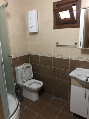 Economy Apartment | Bathroom | Shower, free toiletries, hair dryer, towels - Mutluev Apart (Camlihemsin)