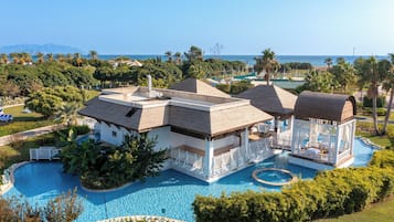 Bar en bord de piscine
