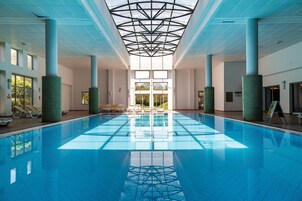 Una piscina techada, una piscina al aire libre de temporada