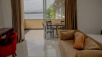 Estudi en suite superior | Escriptori, habitacions insonoritzades i planxa i posts de planxar