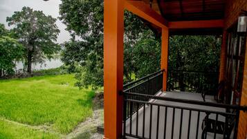 Desk, soundproofing, iron/ironing board, free WiFi