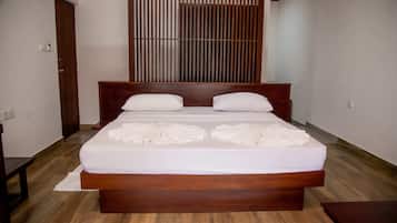 Standard Double Room | Desk, soundproofing, iron/ironing board, free WiFi