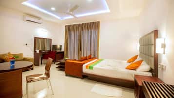 Desk, soundproofing, iron/ironing board, free WiFi