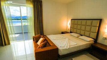 Quarto casal luxo | Escrivaninha, quartos à prova de som, ferros/tábuas de passar roupa