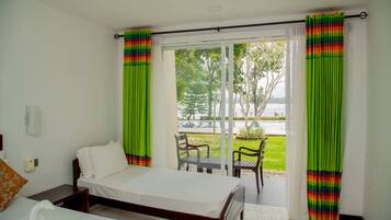 Escritorio, sistema de insonorización y tabla de planchar con plancha