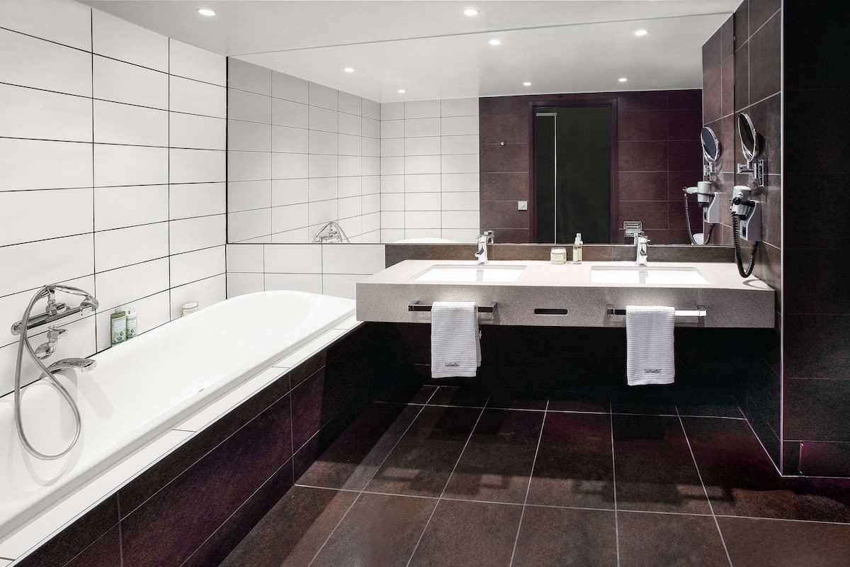 shower, rainfall showerhead, free toiletries, hair dryer