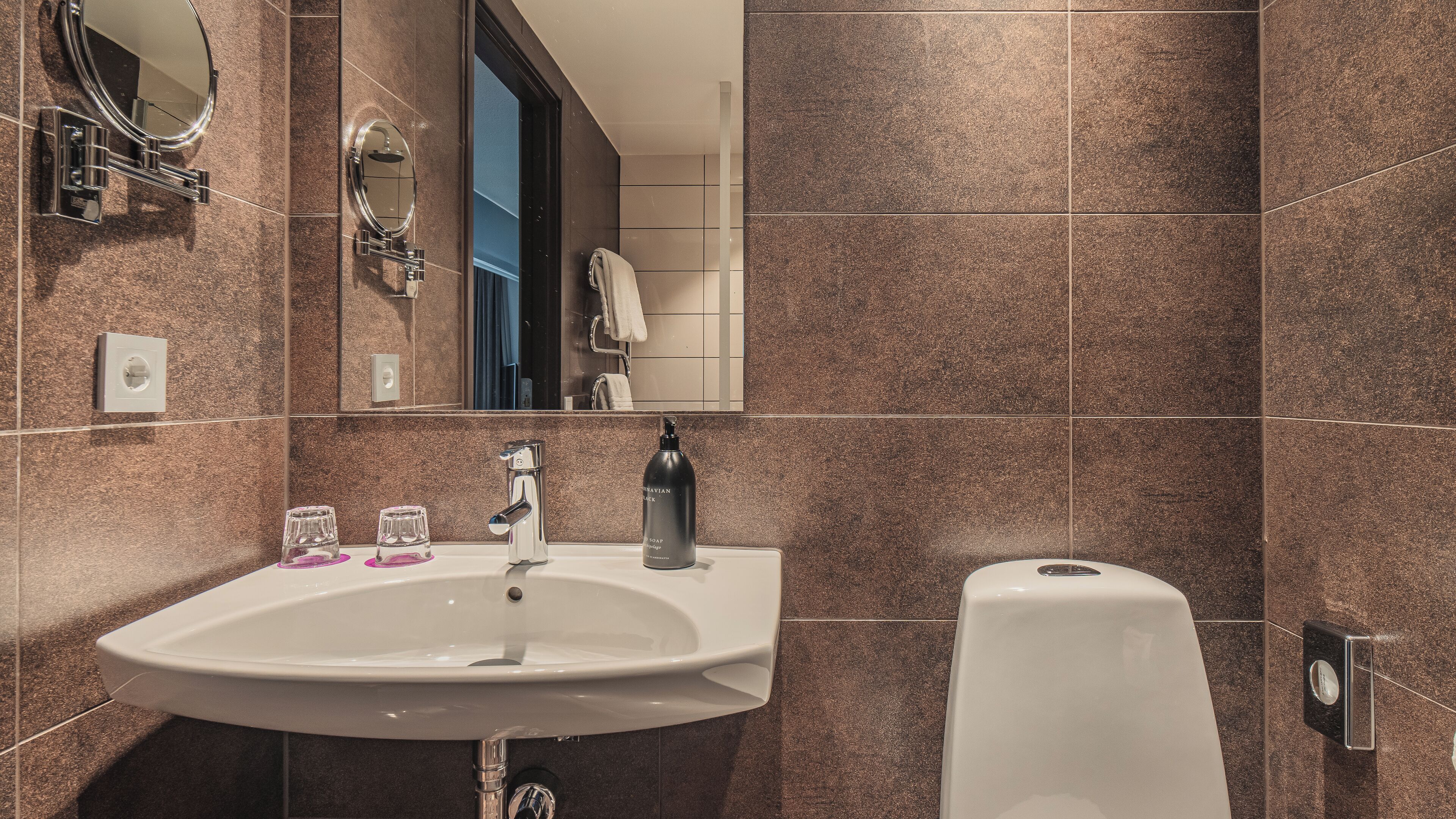 shower, rainfall showerhead, free toiletries, hair dryer