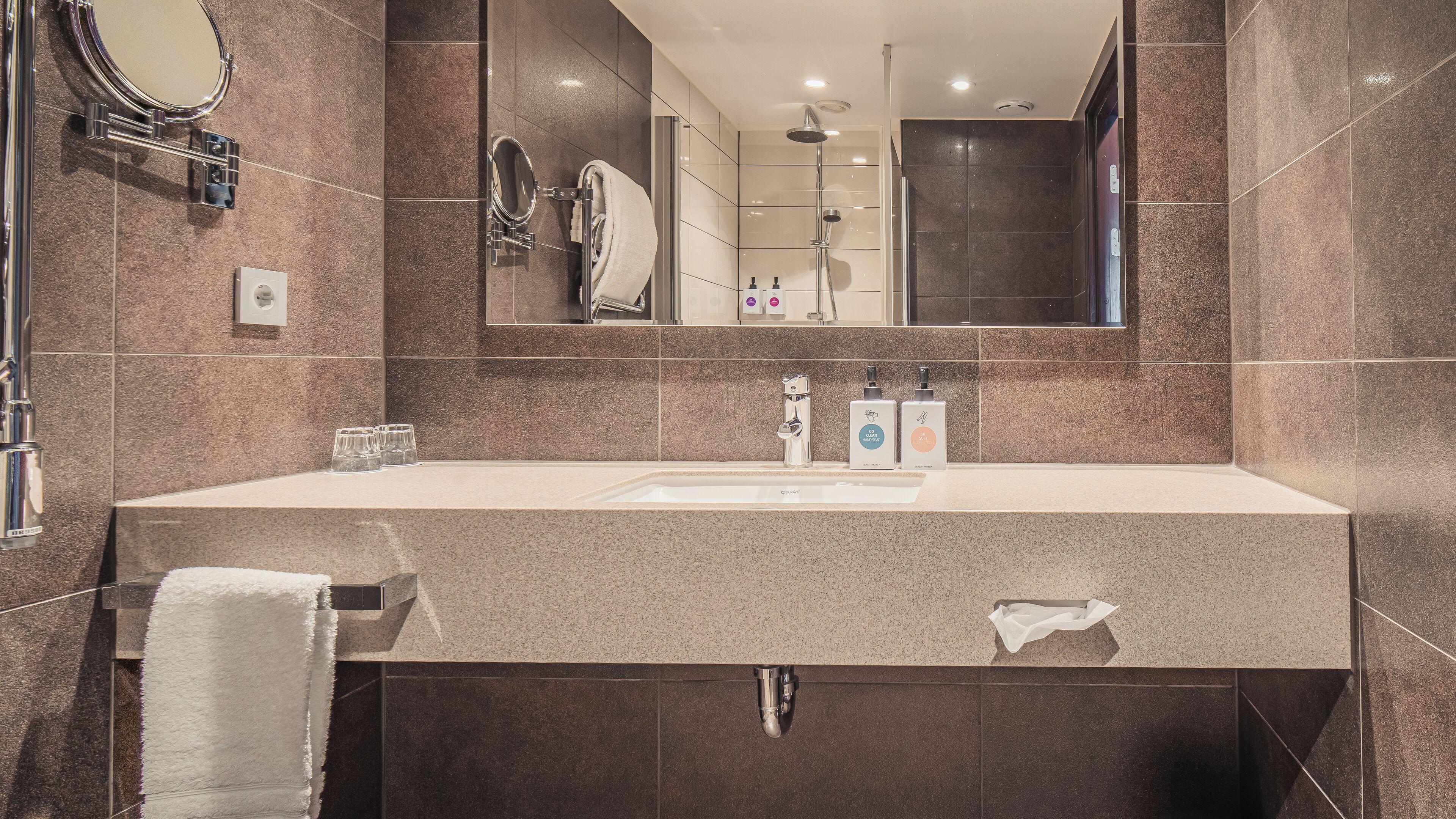 shower, rainfall showerhead, free toiletries, hair dryer