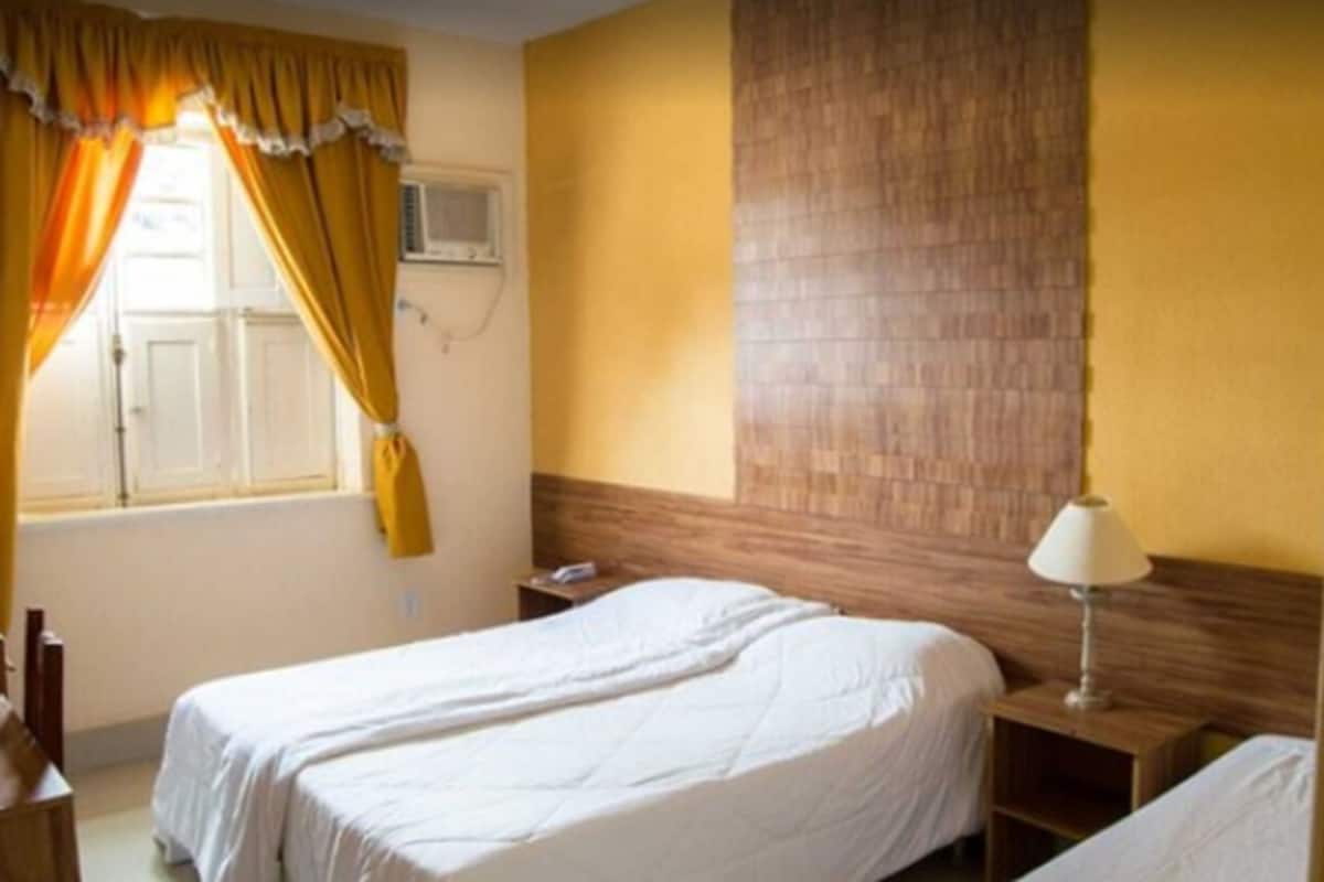 1 slaapkamer, een minibar, een bureau, verduisterende gordijnen