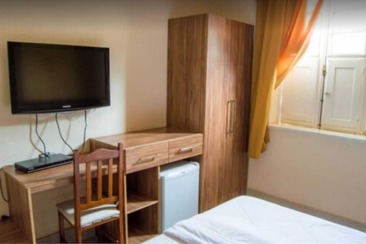 Minibar, skrivebord, blendingsgardiner og barnesenger (inkludert)
