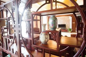 Cribs/infant beds