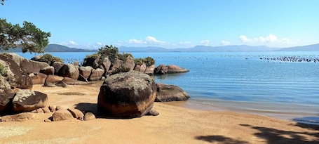 Playa privada, sillas reclinables de playa, sombrillas, toallas de playa