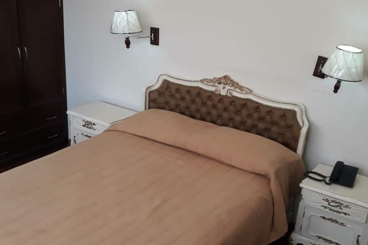 standard single room, 1 single bed, private bathroom | bathroom | shower, rainfall showerhead, designer toiletries, towels