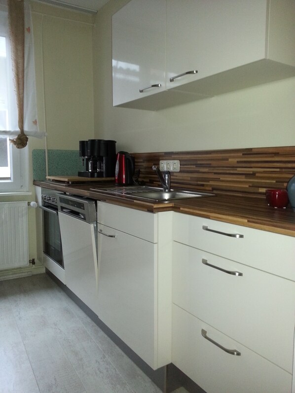 Full-size fridge, microwave, oven, stovetop