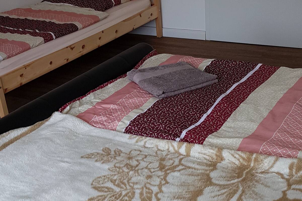Kolmen hengen huone, jaettu kylpyhuone | Työpöytä, pimennysverhot, ilmainen Wi-Fi, vuodevaatteet