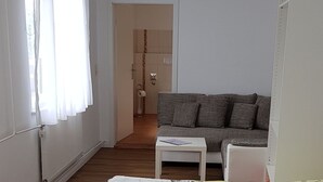 Habitación triple, baño privado | Escritorio, cortinas opacas, wifi gratis y ropa de cama