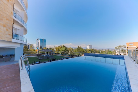 Una piscina al aire libre, sombrillas