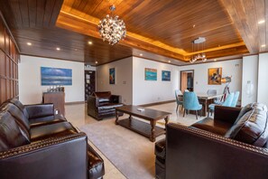 總統套房 | 起居區 | 42-吋電視、有線頻道、Netflix、串流服務