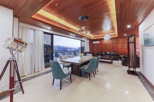 Presidential Suite | Living area | 42-inch TV with cable channels, Netflix, streaming services