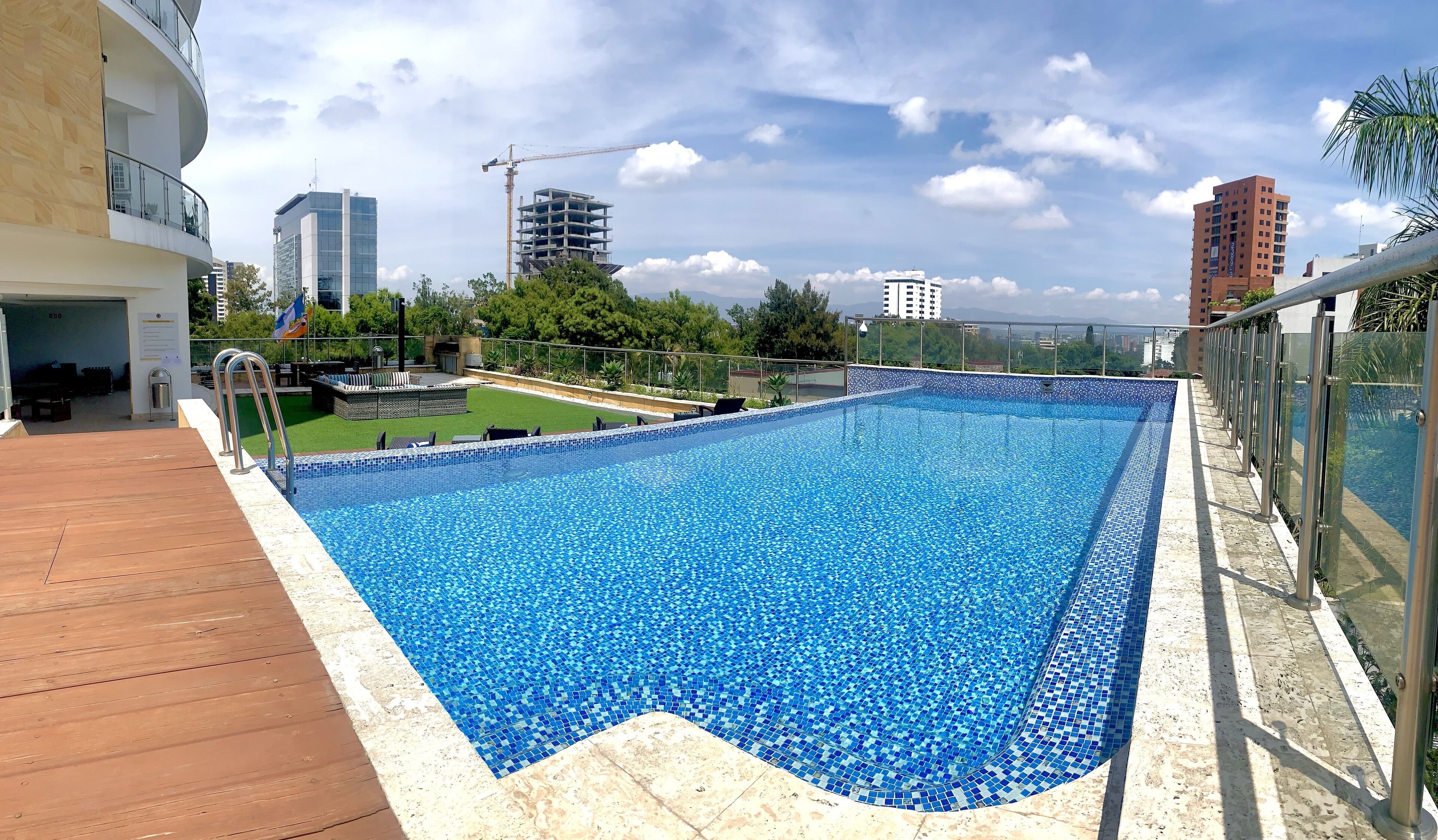 Außenpool, geöffnet von 08:00 Uhr bis 22:00 Uhr, Sonnenschirme