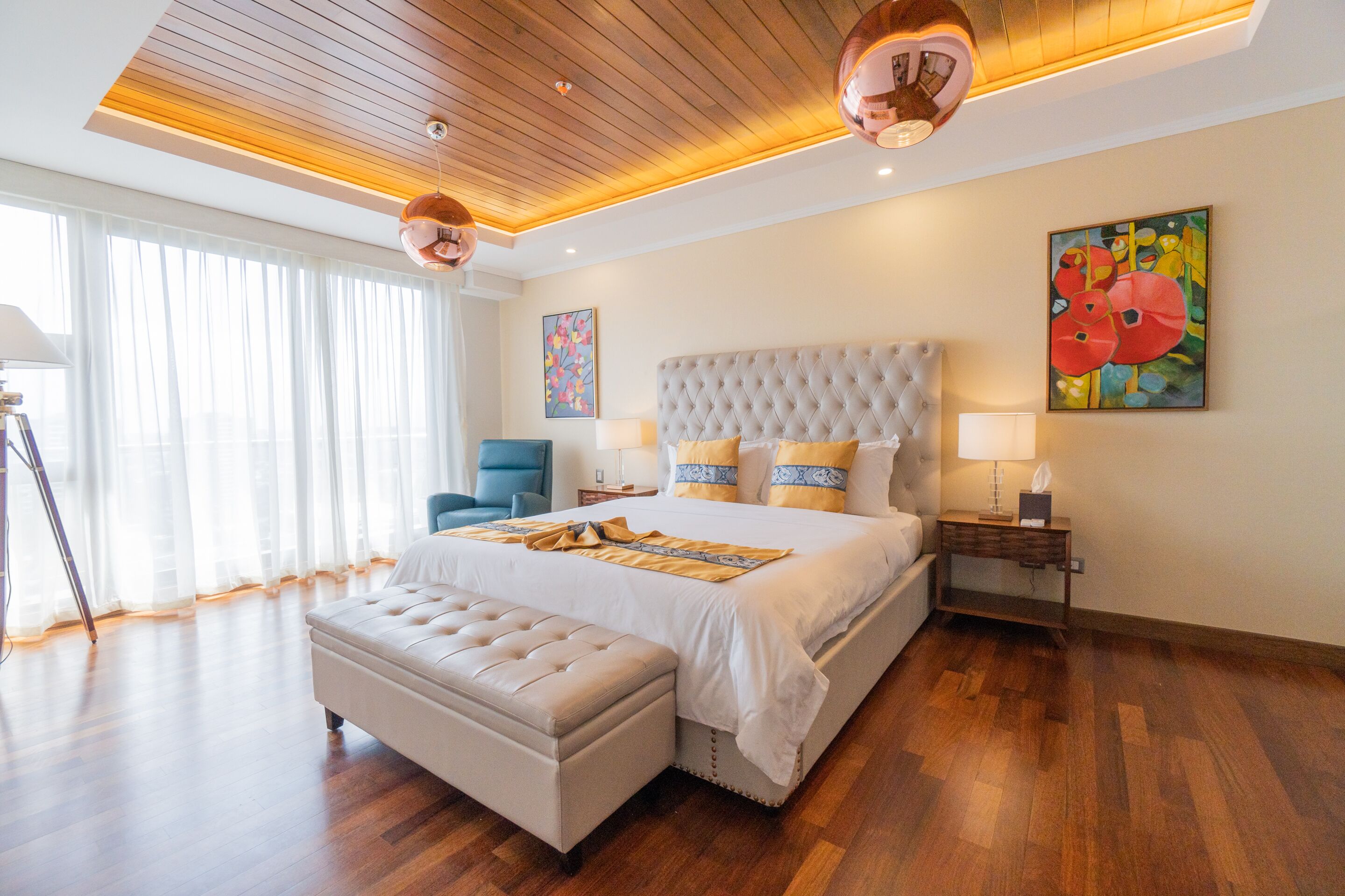 Minibar, caja de seguridad en la habitación y decoración personalizada 