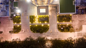 Fachada de la propiedad por la tarde o noche