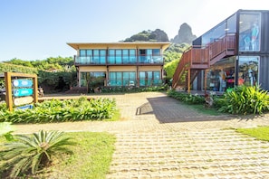 Vista frontal de la propiedad