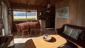 Småhus, 2 soverom | Oppholdsområde | Flatskjerm-TV