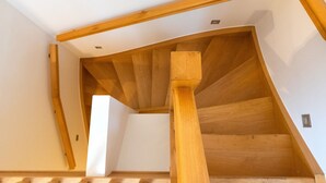 A wooden staircase with a simple design, leading to an upper floor. - Jette Duplex Expo (Brussels)