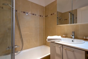 Appartement Familial | Salle de bain | Baignoire et douche séparées, sÚche-cheveux, serviettes fournies, savon
